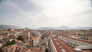 vista su una città con edifici e montagne di Palermo Historia a Palermo