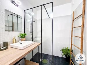 a bathroom with a sink and a shower at Cazapi 3 étoiles - T2 de 47 m2 à Saint-Denis in Saint-Denis