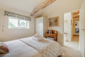 - une chambre avec un lit et une fenêtre dans l'établissement Giddy Cottage, à East Dean