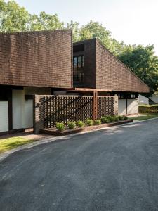 圣塞瓦斯蒂安Wecamp San Sebastián的路边有栅栏的砖房