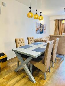 comedor con mesa y sillas en Vista Apartment Mariners Blue en Nuwara Eliya