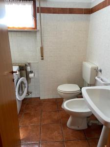 un bagno con due WC e un lavandino di Il Ricordo appartamento a Champoluc