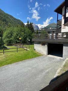 a building with a parking lot with a garage at Il Ricordo appartamento in Champoluc