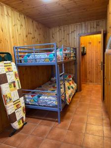 a room with two bunk beds in a cabin at Il Ricordo appartamento in Champoluc