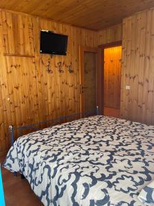 a bedroom with a bed and a television on the wall at Il Ricordo appartamento in Champoluc