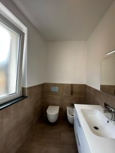 Koupelna v ubytování Economy Rooms
