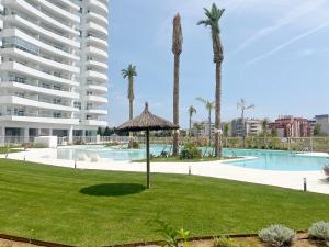 Bazén v ubytovaní Global Properties, Apartamento de 2 habitaciones con gran terraza en Gran Canet alebo v jeho blízkosti