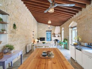 cocina y sala de estar con ventilador de techo en Villa Avgoustis, en Pachna