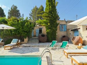 een villa met een zwembad en een huis bij Villa Avgoustis in Pachna