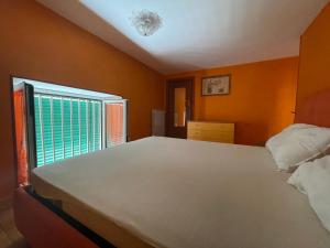 ナポリにあるCasa Delle Donne 3のベッドルーム(大型ベッド1台、窓付)
