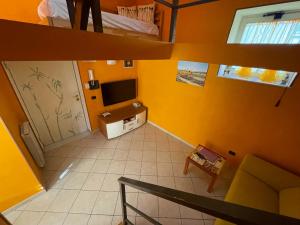 ナポリにあるCasa Delle Donne 3の黄色い壁の小さな部屋のオーバーヘッドビュー