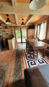 Bieszczady Domki w Dolinie Sanu في لوتوويسكا: غرفة معيشة مع طاولة وكراسي خشبية
