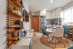 uma cozinha e sala de jantar com mesa e cadeiras em Casita São Gonçalinho by Home Sweet Home Aveiro em Aveiro