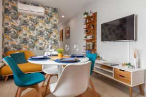 uma sala de jantar com mesa e cadeiras em Casita São Gonçalinho by Home Sweet Home Aveiro em Aveiro