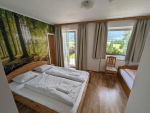 una camera da letto con un letto e un dipinto sul muro di Haus Kathan a Kamering Altre 12 foto