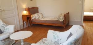 - un salon avec deux chaises et un lit dans l'établissement Maison Anne face to park in Vernon Giverny, à Vernon
