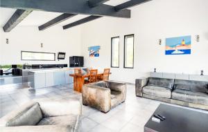 ein Wohnzimmer mit 2 Sofas und einem Tisch in der Unterkunft Awesome Home In Les Adrets-de-lestre With Wifi in Les Adrets-de-l’Estérel