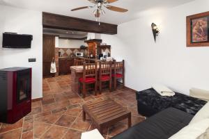 sala de estar con sofá y comedor en Alter Real, luxury holiday retreat en Villanueva del Trabuco