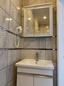 イスタンブールにあるマイ ホーム スルタンアフメット ホテルのバスルーム(洗面台、鏡付)