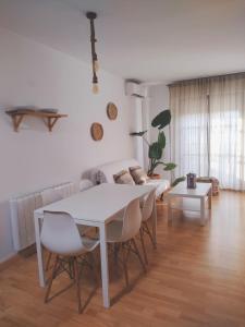 奇克拉納－德拉弗龍特拉的住宿－APARTAMENTO SEGUNDA PLANTA，客厅配有白色桌子和沙发
