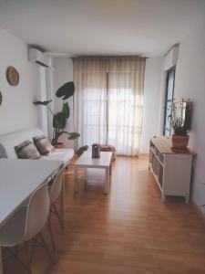ein Wohnzimmer mit Sofa und Tisch in der Unterkunft APARTAMENTO SEGUNDA PLANTA in Chiclana de la Frontera + 18 Fotos