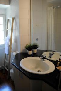 un lavabo con dos macetas encima. en Vista Lago Apartment, en Bellagio