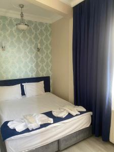 - une chambre avec un lit et 2 serviettes dans l'établissement My Home Sultanahmet Hotel, à Istanbul