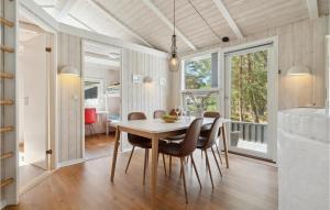 - une salle à manger avec une table et des chaises dans l'établissement Gorgeous Home In Nex With Kitchen, à Vester Sømarken