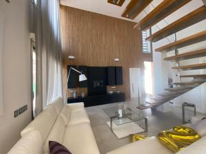- un salon avec un canapé blanc et une table dans l'établissement Villa Anita features privacy, sea views and private pool, à San Roque