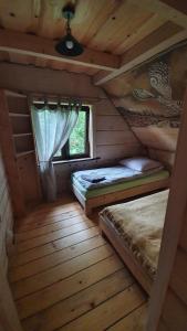 ルトビスカにあるBieszczady Domki w Dolinie Sanuのログキャビン内の二段ベッド2台が備わる客室です。