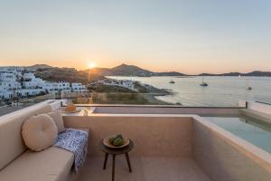 un soggiorno con vista sull'oceano di Hotel Senia - Onar Hotels Collection a Naoussa