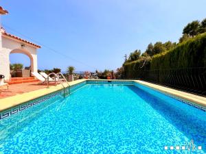 una gran piscina con agua azul en VH CostaBlanca - ZEN, en Fanadix