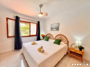 Un dormitorio con dos camas y una ventana. en VH CostaBlanca - ZEN, en Fanadix