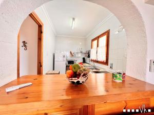 un plato de fruta en una mesa de madera en la cocina en VH CostaBlanca - ZEN, en Fanadix 42 fotos más