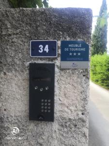 un mando a distancia a un lado de una pared de piedra en La maison de Marie Hélène 2 piscine partagée, en Aix-en-Provence