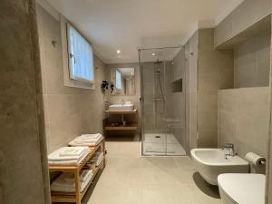 Koupelna v ubytování Hotel Venezia + 37 fotografií