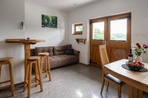 una sala de estar con un sofá y una mesa en Vila Emina, en Podčetrtek