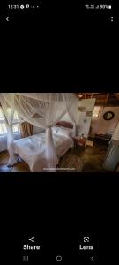 uma fotografia de um quarto com uma cama com lençóis brancos em Casa Cabana Beach em Vilanculos