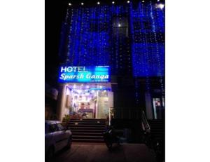 een sterrenkankerbord aan de zijkant van een gebouw bij Hotel Sparsh Ganga, Rishikesh in Rishīkesh