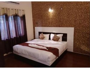 een slaapkamer met een groot bed in een kamer bij Hotel Sparsh Ganga, Rishikesh in Rishīkesh