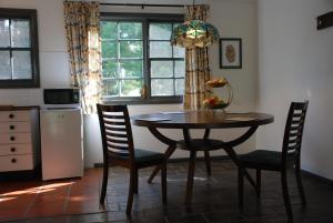 cocina con mesa y sillas en una habitación en The Bower at Wildside Sanctuary, en Bilpin