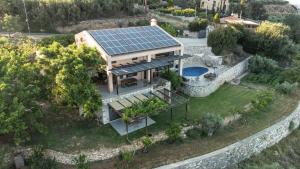 een luchtzicht op een huis met een zonnedak bij Villa Evakri in Palaiokastro