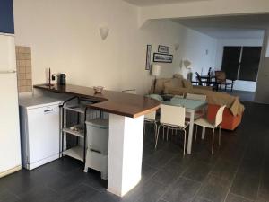 cocina y sala de estar con mesa y sofá en Duplex La Graciosa en Caleta de Sebo