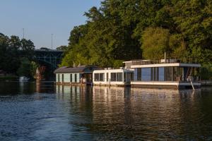 a house boat on the water near a bridge at Independence One in Berlin