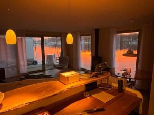 柏林的住宿－Independence One，客厅设有书桌和美景窗户。