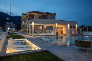 una casa con piscina frente a una casa en Sole Mare en Chrysi Ammoudia