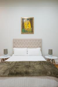 - une chambre avec un lit orné d'une peinture murale dans l'établissement Roxburgh House Apartments, à Hobart