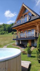 Ogród w obiekcie NA SKRAJU LASU domki z balią, jacuzzi