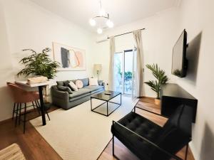 - un salon avec un canapé et une table dans l'établissement SAV12 Family Apartment Patisia Athens, à Athènes