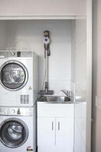 a kitchen with a washing machine and a sink at Villa View in Halls Gap